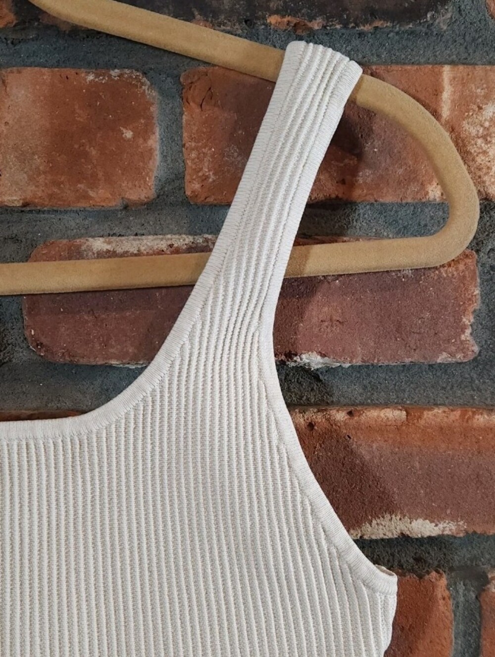 Babaton Aritzia Sculpt Knit Square Neck Cropped Ribbed Tank Neutral Women's M - Picture 6 of 8